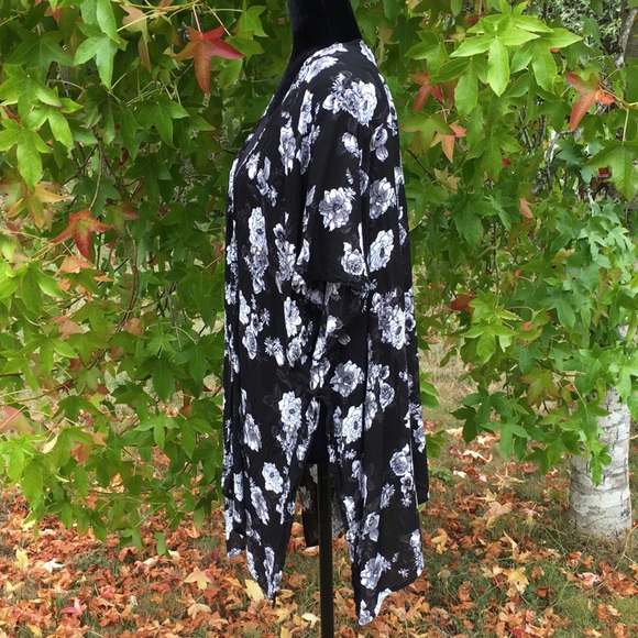 3/$20 L.I.F.E. Floral Open Front Rayon Top - Picture 3 of 6